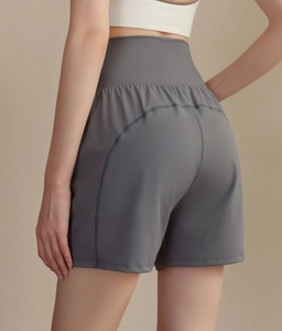 Détail du short de yoga gris taille haute avec coutures sans couture et tissu élastique