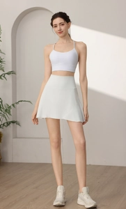 Dettaglio gonna da tennis bianca a vita alta con pantaloncini interni per lo sport