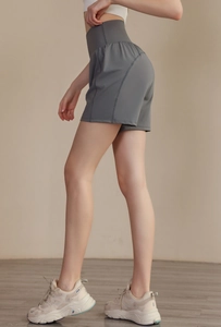 Vue latérale détaillée du short de yoga gris foncé à taille haute avec coutures