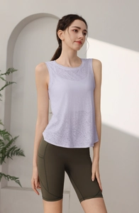 Dettaglio del gilet da yoga jacquard lilla con trama burnout traspirante