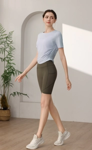 Détail du haut de sport respirant avec cordon de serrage latéral et short de cycliste olive