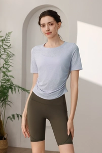 Détail du cordon de serrage latéral sur un t-shirt de yoga violet coupe ajustée