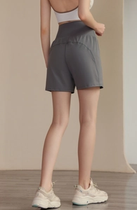 Détail du short de yoga gris anthracite à taille haute montrant la ceinture et les coutures courbes