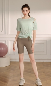 Haut de yoga ample en tencel vert clair avec découpes aux épaules et nœud à la taille chic