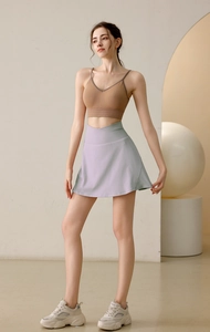 Détail d'une jupe de tennis lilas à taille haute avec ceinture en V croisée élégante