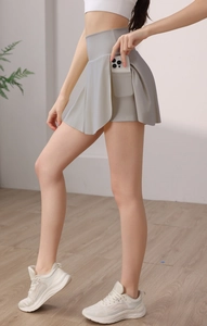 Détail d'une jupe de tennis taille haute avec short intégré et poche téléphone cachée