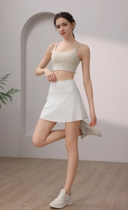Detail eines Tennisrocks mit hoher Taille und beige Sport-BH an einem Modell