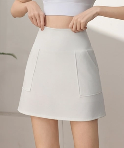 Dettaglio della gonna pantalone sportiva bianca a vita alta con tasche laterali