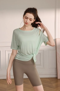 Détail du haut de yoga tencel vert menthe avec cordon de serrage latéral et tissu léger
