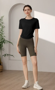 Haut de sport noir pour femme avec short de cycliste vert olive pour le yoga et fitness