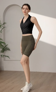 Dettaglio dei pantaloncini biker verde oliva a vita alta con tasche e cuciture