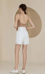 Vue arrière du short de sport blanc taille haute 2-en-1 pour course et yoga