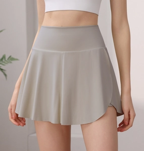 Détail d'une jupe-short de sport grise à taille haute avec fente latérale et volant
