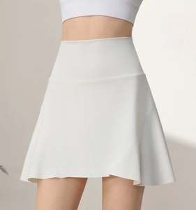 Dettaglio della gonna pantalone sportiva bianca a vita alta con cuciture senza cuciture