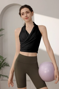 Dettaglio dei pantaloncini da yoga a vita alta verde oliva con pratiche tasche laterali