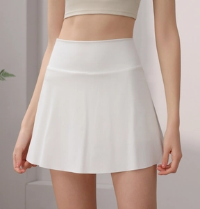 Detail eines weißen Tennisrockes mit hoher Taille aus hochwertigem, mattem Stretchstoff