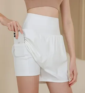 Détail d'une jupe de sport blanche à taille haute avec poche cachée pour téléphone