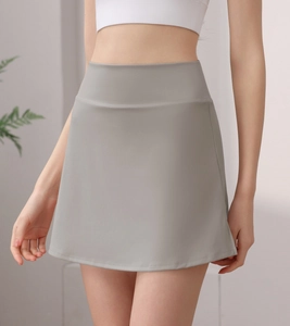 Detail eines grauen Sportrocks mit hoher Taille und Falten-A-Linien-Design für Tennis