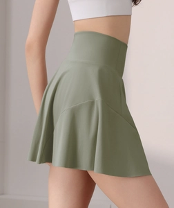 Detailansicht des salbeigrünen High-Waist-Tennisrocks mit A-Linie für Sport und Fitness
