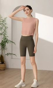 Canotta da yoga rosa senza maniche e pantaloncini da ciclista verdi con tasche laterali