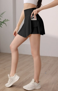 Détail d'une jupe de sport noire à taille haute avec poche latérale et short intégré