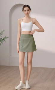 Dettaglio della gonna da yoga a vita alta con tasche laterali e tessuto ad asciugatura rapida