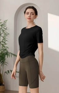 Vue détaillée du short de yoga olive à taille haute avec une poche latérale fonctionnelle