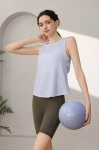 Dettaglio della maglia da yoga traspirante celeste e dei pantaloncini fitness verde oliva