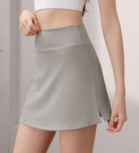 Detail eines hellgrauen High-Waist-Yoga-Rocks mit Seitenschlitz aus dehnbarem Nylongewebe