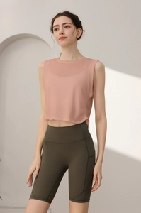 Top sportivo rosa senza maniche da donna con pantaloncini fitness a vita alta verdi
