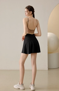 Tenue de sport avec jupe de tennis noire à taille haute et brassière de sport marron