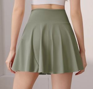 Rückansicht eines olivgrünen Falten-Sportrocks mit hoher Taille und breitem Bunddetail