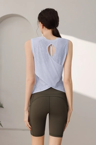 Dettaglio posteriore di un gilet da yoga lavanda in tessuto jacquard traspirante
