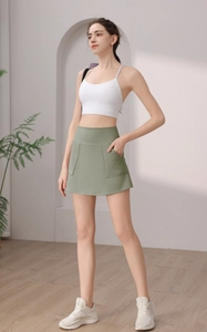 Gonna-pantalone sportiva verde pisello a vita alta con tasche laterali e tessuto elastico