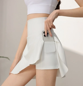 Dettaglio gonna pantalone sportiva bianca a vita alta con tasca laterale per cellulare