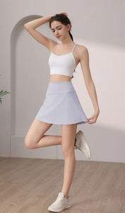 Detailansicht des lila Tennisrocks mit hoher Taille und weißem Sport-BH mit Trägern