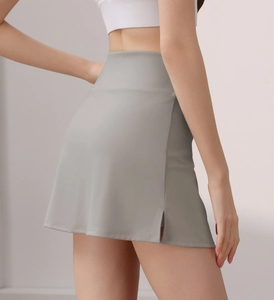 Detailansicht grauer Nylon-Tennisrock mit hohem Bund und Seitenschlitz für das Fitnesstraining