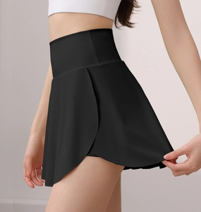 Détail d'une jupe-short de sport noire à taille haute avec fente latérale et short