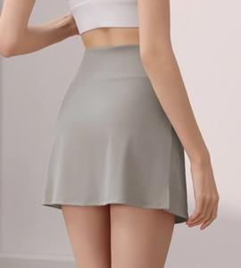 Detailansicht des grauen Sportrocks mit hoher Taille und integrierter Innenhose für Tennis