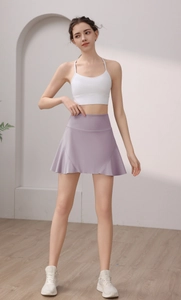 Dettaglio gonna pantalone sportiva a pieghe viola chiaro a vita alta per lo yoga