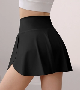 Détail de la ceinture haute sur une jupe de tennis noire avec volants de sport