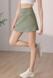 Dettaglio della gonna da yoga a vita alta verde salvia con tasche laterali
