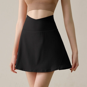 Détail de la jupe de tennis noire à taille haute avec une ceinture croisée en V unique