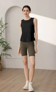 Dettaglio del tessuto jacquard traspirante su canotta yoga nera e pantaloncini da ciclista