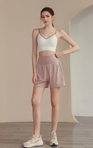 Détail du short de yoga ample à taille haute et débardeur blanc sur un mannequin