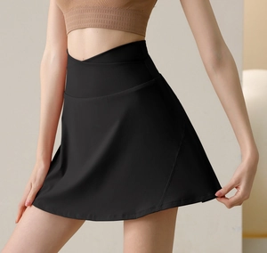 Détail de la jupe-short de sport noire avec ceinture en V pour un effet ventre plat