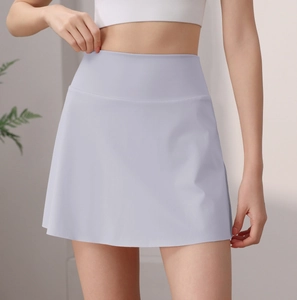 Detailansicht eines lila Tennisrockes mit hoher Taille für Fitness und Golfsport