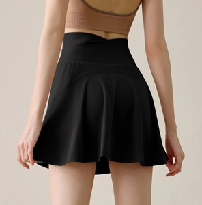 Vue détaillée de la taille haute en V du short de sport noir pour yoga et tennis