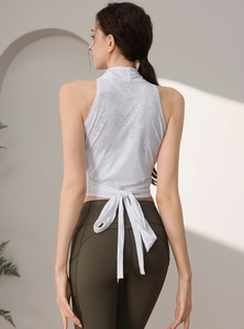 Gilet sportivo bianco a lupetto con lacci sulla schiena e trama jacquard per lo yoga