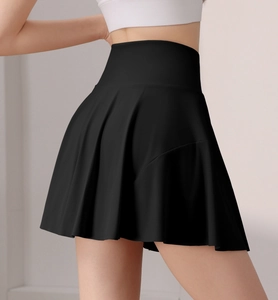 Seitenansicht des Falten-Tennisrockes mit hoher Taille und ausgestellter Silhouette
